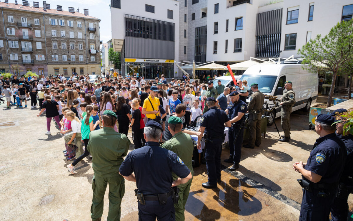 postani -Policajac-policajka-- Dan otvorenih vrata-12