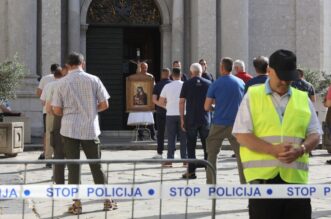 Rijeka: Molitelji pred katedralom sv. Vida