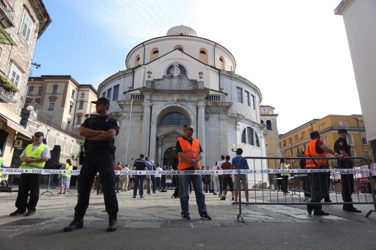 Rijeka: Molitelji pred katedralom sv. Vida