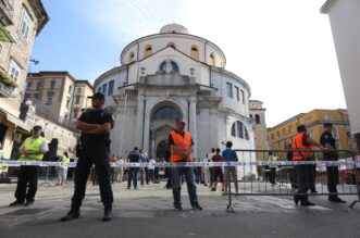 Rijeka: Molitelji pred katedralom sv. Vida