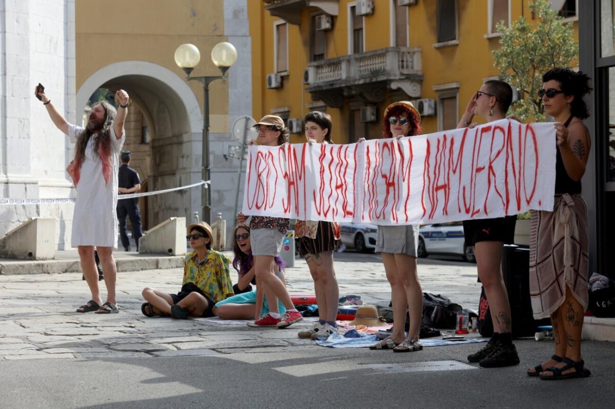 Rijeka: Molitelji pred katedralom sv. Vida