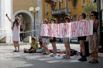 Rijeka: Molitelji pred katedralom sv. Vida