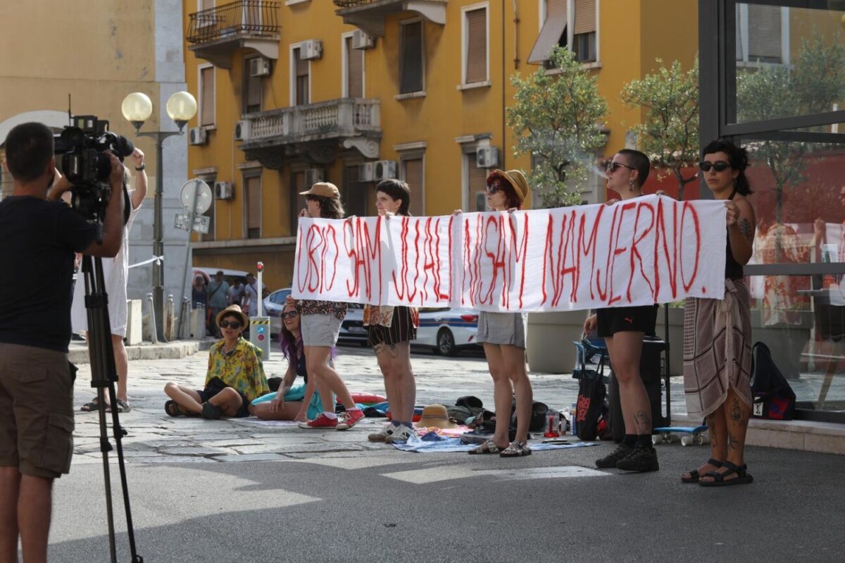 Rijeka: Molitelji pred katedralom sv. Vida