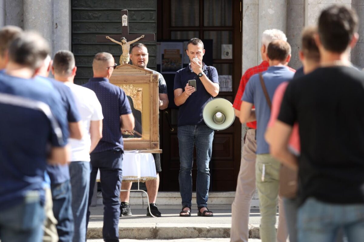 Rijeka: Molitelji pred katedralom sv. Vida