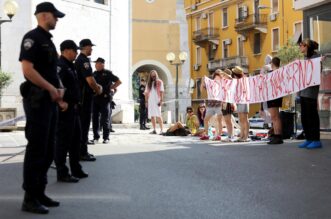 Rijeka: Molitelji pred katedralom sv. Vida