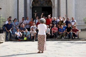 Rijeka: Molitelji pred katedralom sv. Vida