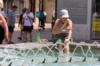 Rijeka: Građani se rashlađuju na razne načine