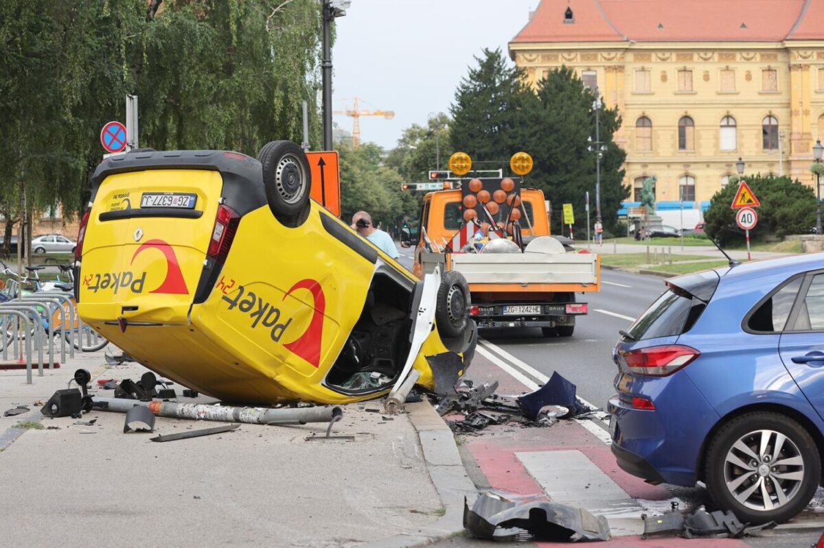 Zagreb: Težak sudar kod HNK, poštanski kombi završio na krovu