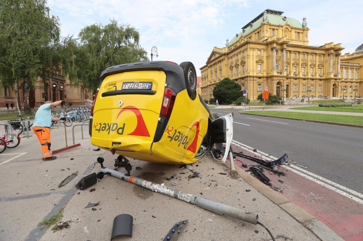 Zagreb: Težak sudar kod HNK, poštanski kombi završio na krovu