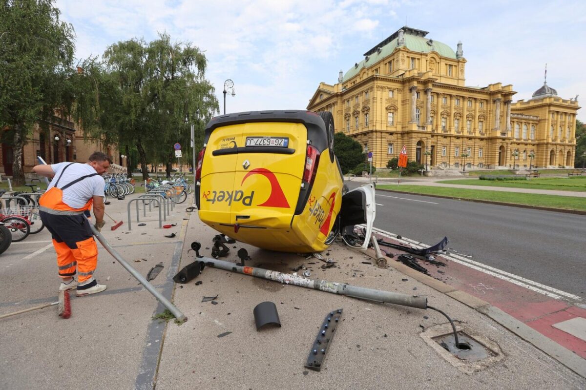 Zagreb: Težak sudar kod HNK, poštanski kombi završio na krovu