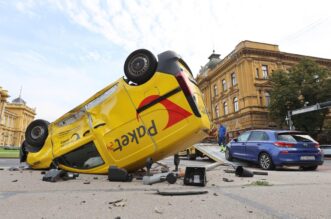 Zagreb: Težak sudar kod HNK, poštanski kombi završio na krovu