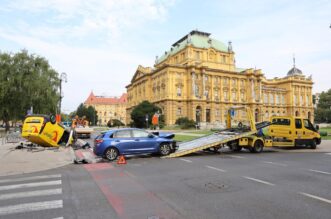 Zagreb: Težak sudar kod HNK, poštanski kombi završio na krovu