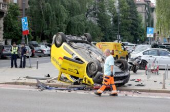 Zagreb: Tezak sudar kod HNK, postanski kombi zavrsio na krovu