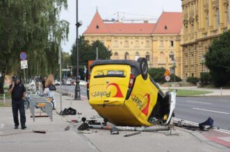 Zagreb: Tezak sudar kod HNK, postanski kombi zavrsio na krovu