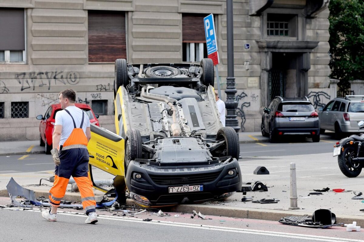 Zagreb: Tezak sudar kod HNK, postanski kombi zavrsio na krovu