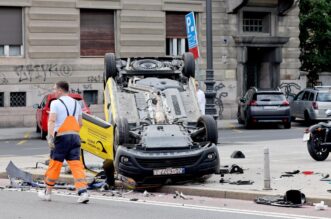 Zagreb: Tezak sudar kod HNK, postanski kombi zavrsio na krovu