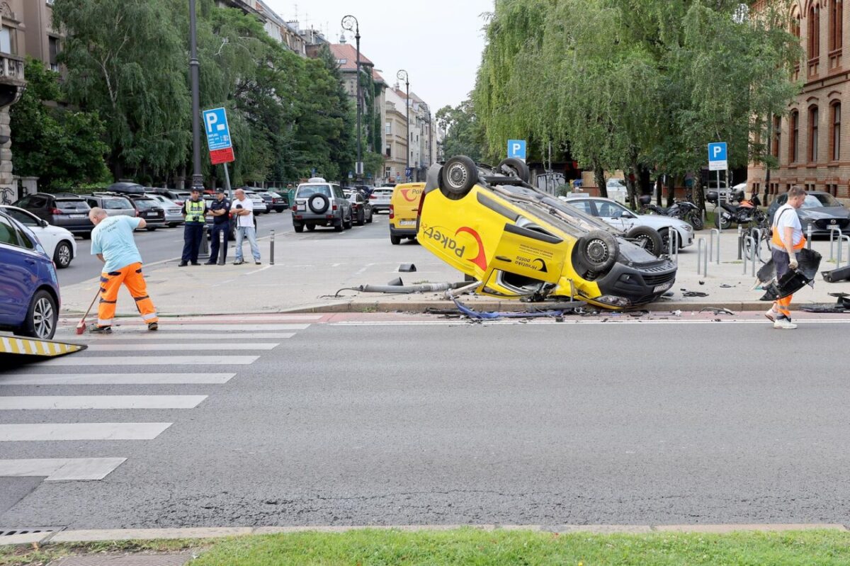 Zagreb: Tezak sudar kod HNK, postanski kombi zavrsio na krovu