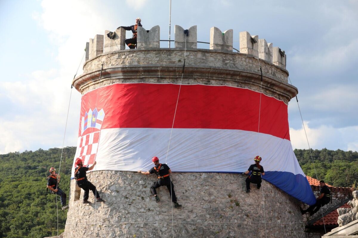 Rijeka: Postavljanje zastave na Trsatsku kulu uoči Dana pobjede i Domovinske zahvalnosti