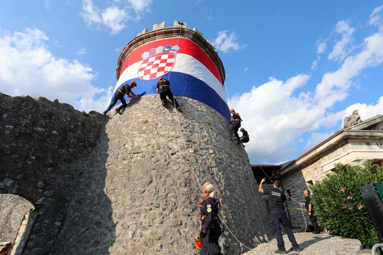 Rijeka: Postavljanje zastave na Trsatsku kulu uoči Dana pobjede i Domovinske zahvalnosti Rijeka: Postavljanje zastave na Trsatsku kulu uoči Dana pobjede i Domovinske zahvalnosti