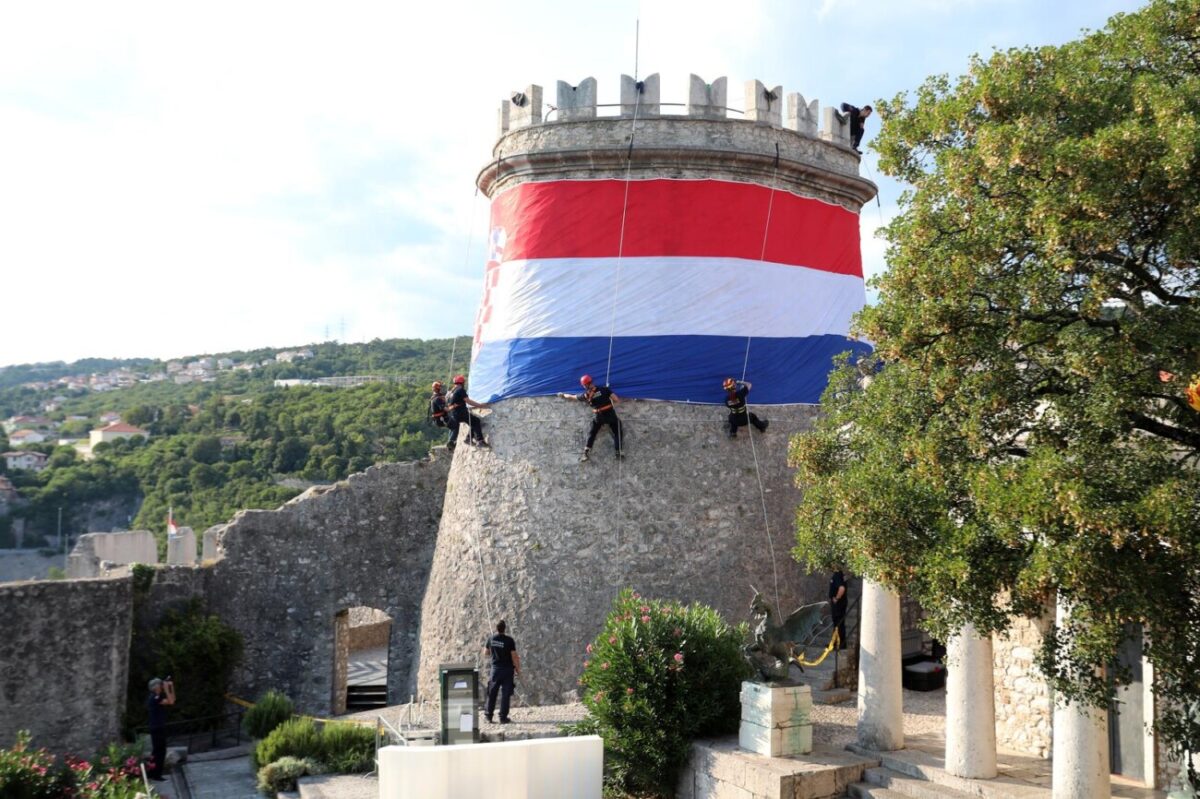 Rijeka: Postavljanje zastave na Trsatsku kulu uoči Dana pobjede i Domovinske zahvalnosti