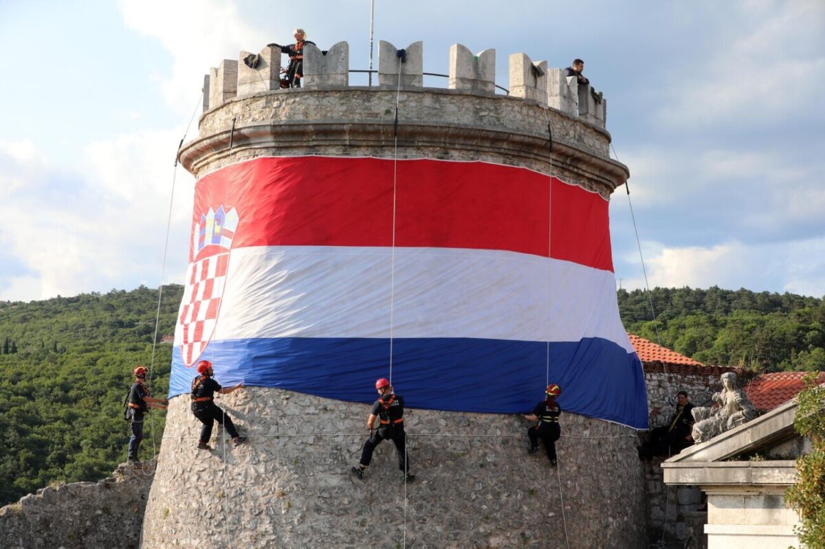 Rijeka: Postavljanje zastave na Trsatsku kulu uoči Dana pobjede i Domovinske zahvalnosti