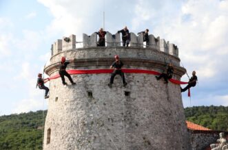 Rijeka: Postavljanje zastave na Trsatsku kulu uo?i Dana pobjede i Domovinske zahvalnosti