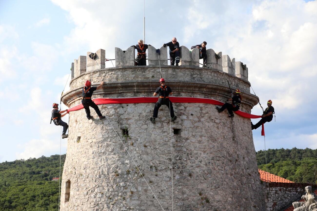 Rijeka: Postavljanje zastave na Trsatsku kulu uo?i Dana pobjede i Domovinske zahvalnosti Rijeka: Postavljanje zastave na Trsatsku kulu uo?i Dana pobjede i Domovinske zahvalnosti