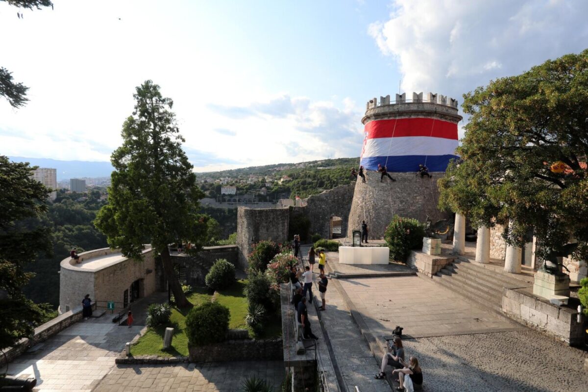 Rijeka: Postavljanje zastave na Trsatsku kulu uo?i Dana pobjede i Domovinske zahvalnosti