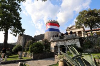 Rijeka: Postavljanje zastave na Trsatsku kulu uo?i Dana pobjede i Domovinske zahvalnosti