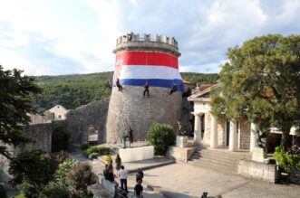 Rijeka: Postavljanje zastave na Trsatsku kulu uo?i Dana pobjede i Domovinske zahvalnosti