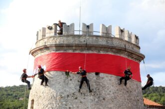 Rijeka: Postavljanje zastave na Trsatsku kulu uoči Dana pobjede i Domovinske zahvalnosti