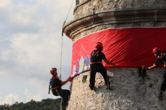 Rijeka: Postavljanje zastave na Trsatsku kulu uoči Dana pobjede i Domovinske zahvalnosti