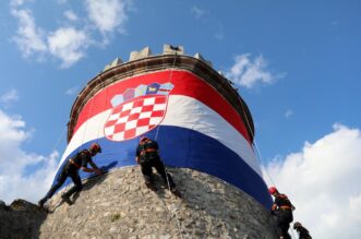 Rijeka: Postavljanje zastave na Trsatsku kulu uoči Dana pobjede i Domovinske zahvalnosti