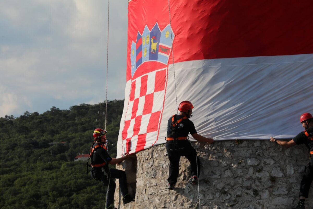 Rijeka: Postavljanje zastave na Trsatsku kulu uo?i Dana pobjede i Domovinske zahvalnosti