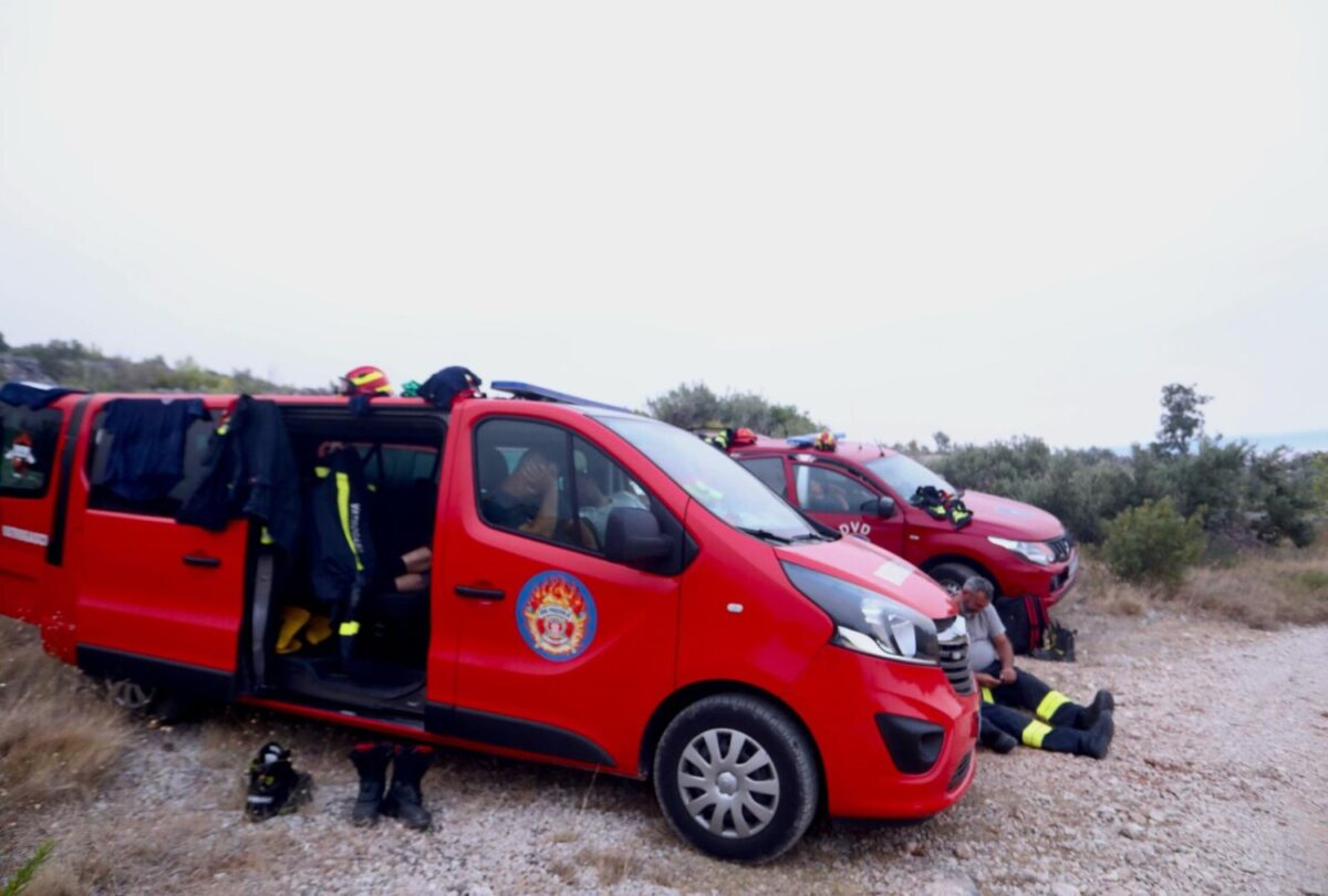 Makarska: Umorni vatrogasci dočekali su jutro na požarištu