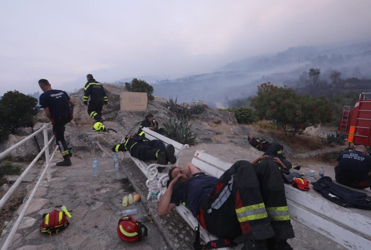 Makarska: Umorni vatrogasci dočekali su jutro na požarištu