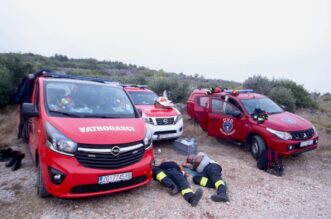 Makarska: Umorni vatrogasci dočekali su jutro na požarištu