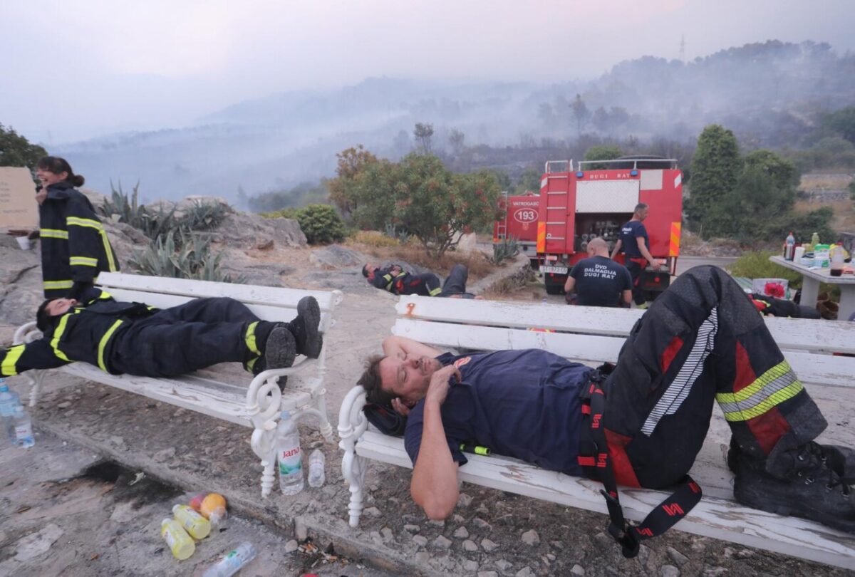 Makarska: Umorni vatrogasci dočekali su jutro na požarištu