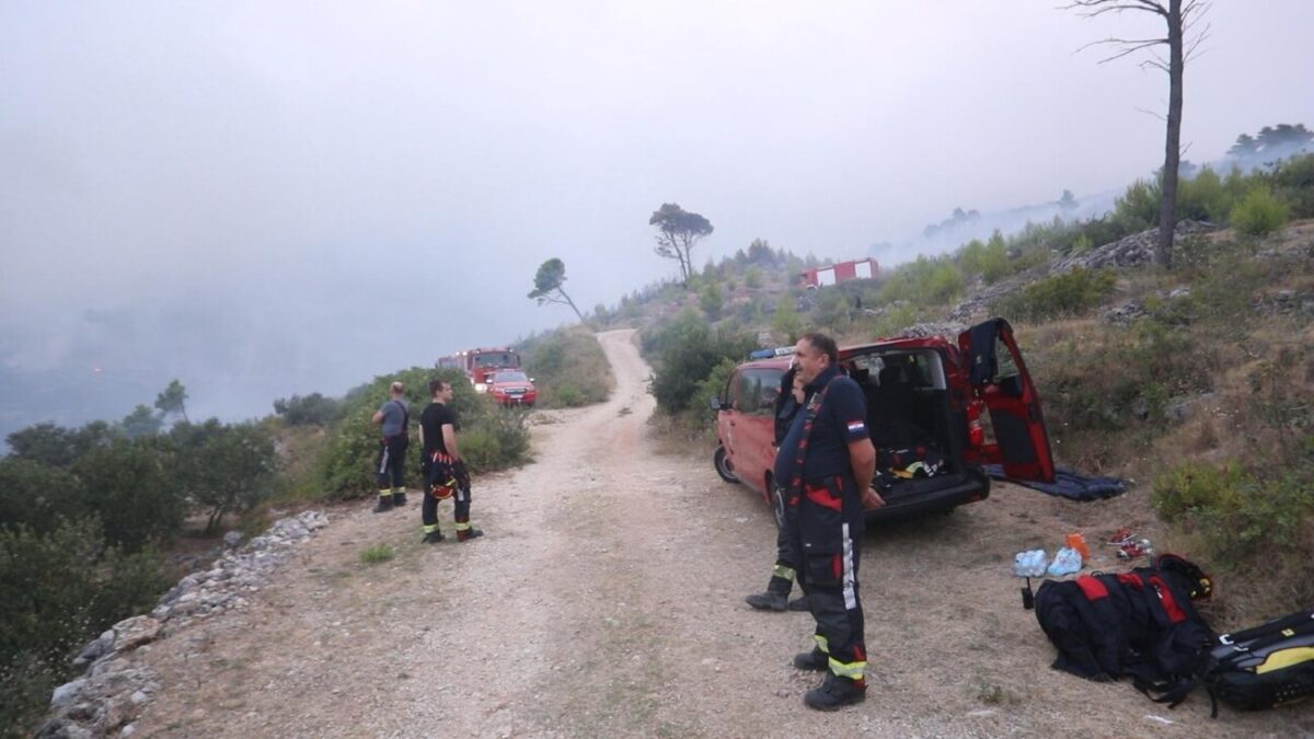 Makarska: Umorni vatrogasci dočekali su jutro na požarištu