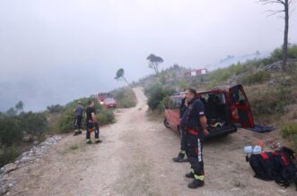 Makarska: Umorni vatrogasci dočekali su jutro na požarištu