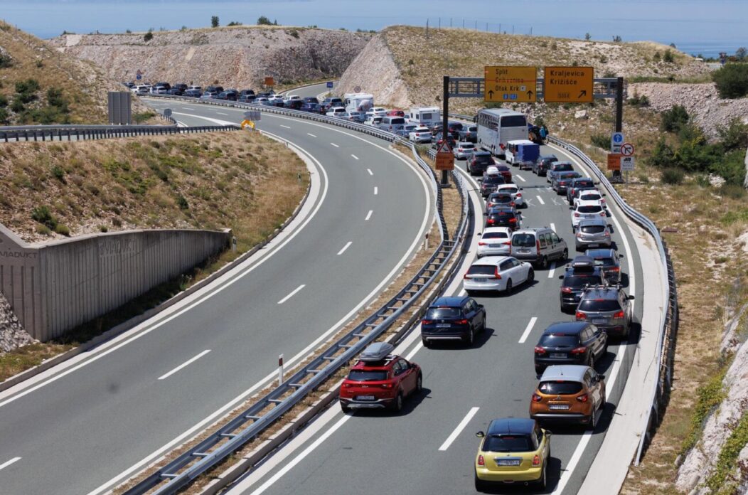 Gužve na autocesti A7 u smjeru Krčkog mosta Gužve na autocesti A7 u smjeru Krčkog mosta