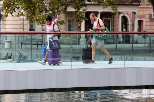 Rijeka: Turisti s koferima e?u gradom