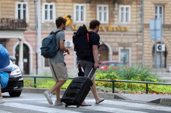 Rijeka: Turisti s koferima e?u gradom
