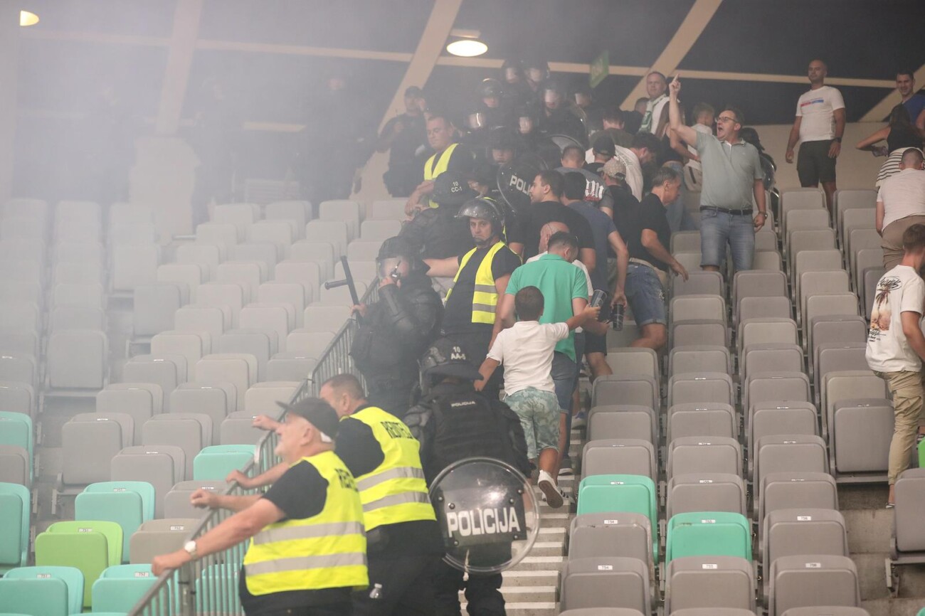 Ljubljana: Armada bakljadom prekinula utakmicu, policija morala isprazniti tribinu