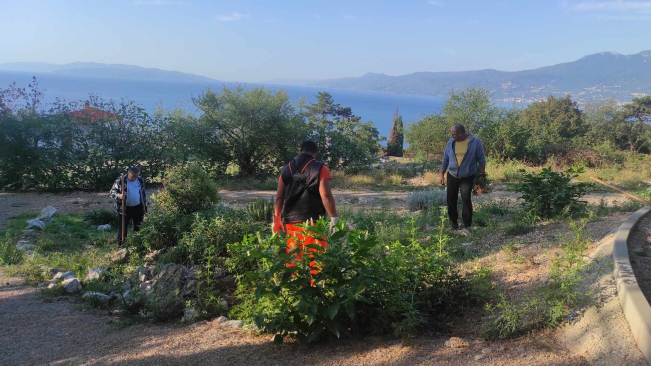 Čišćenje-i-uređenje-zelene-površine-na-kraju-Dražičke-ulice Čišćenje-i-uređenje-zelene-površine-na-kraju-Dražičke-ulice