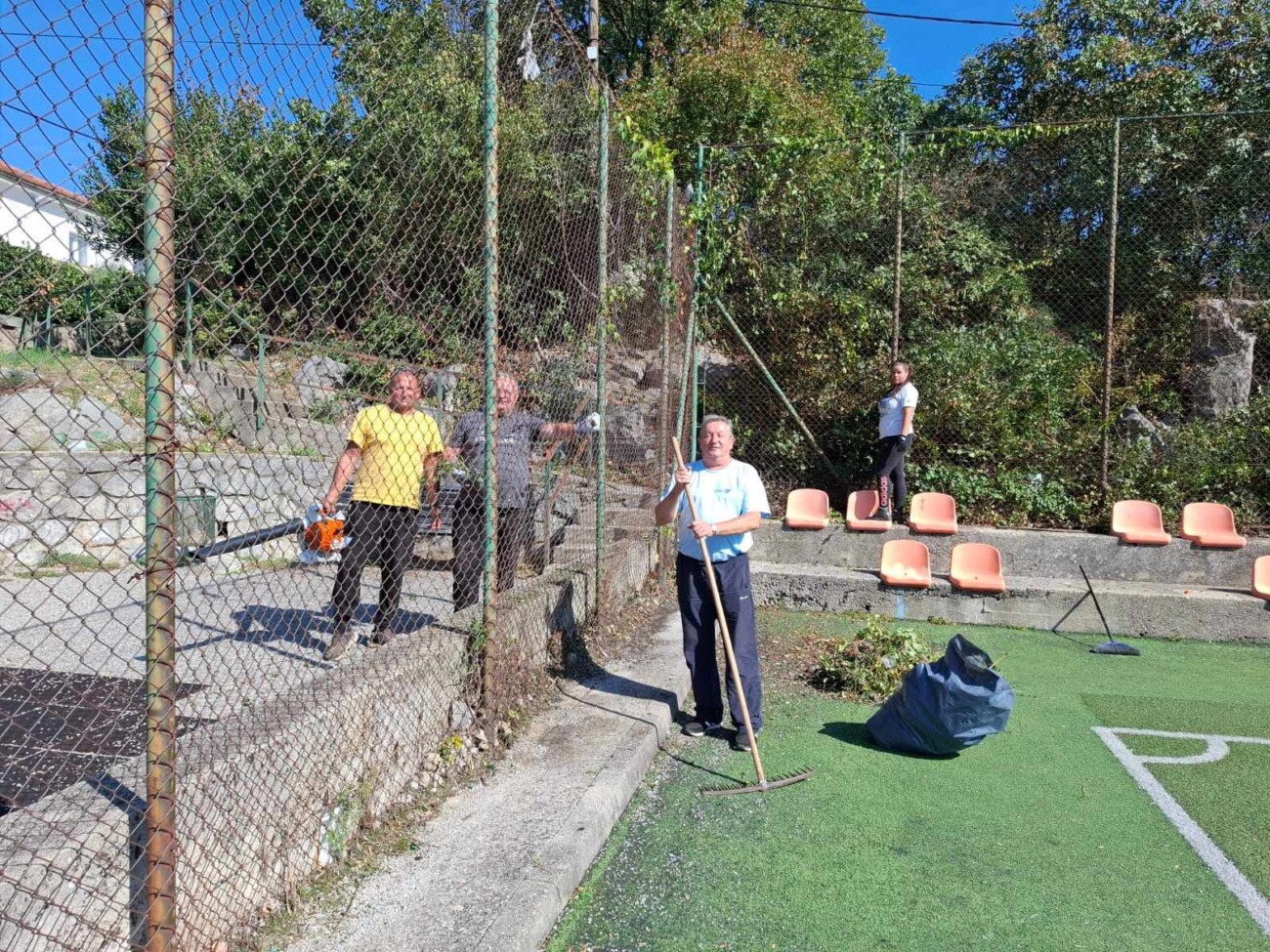 Orezivanje-zelenila-i-čišćenje-sitnog-otpada-oko-dječjeg-parka-u-Dražičkoj-ulici Orezivanje-zelenila-i-čišćenje-sitnog-otpada-oko-dječjeg-parka-u-Dražičkoj-ulici