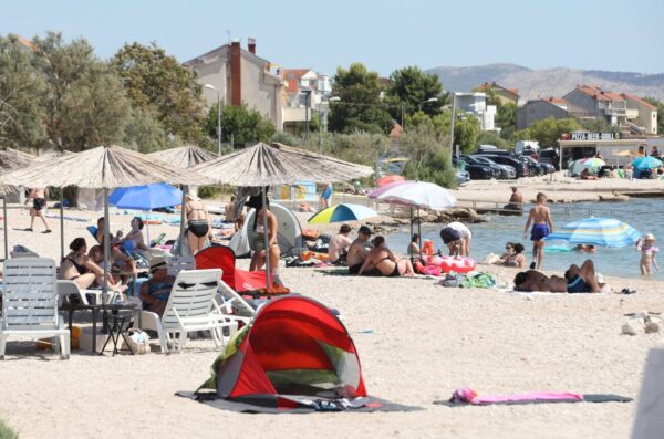 Brodarica: Turisti osvježenje od vrućine pronašli na plaži Rezalište