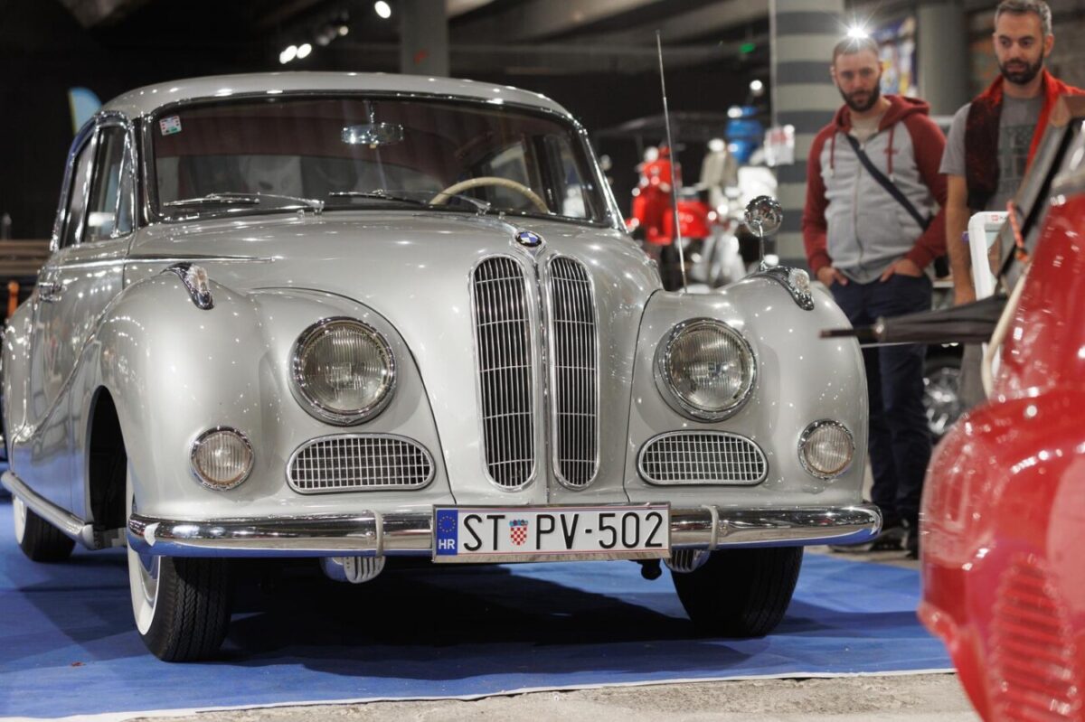 Rijeka: Izložba oldtimer automobila u Exportdrvu