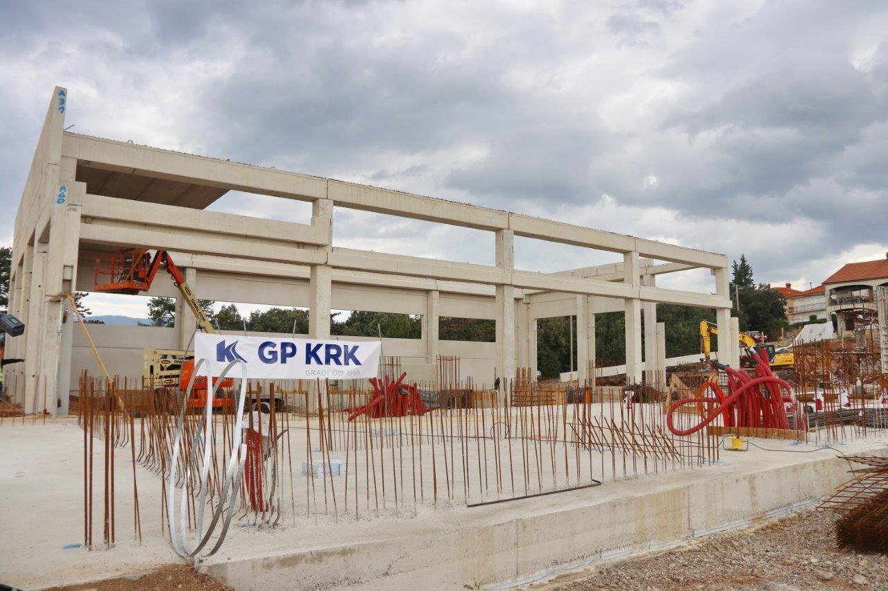 Polaganje-vremenske-kapsule-u-temelje-novog-Tehničko-servisnog-centra-Autokluba-Rijeka-na-Rujevici-15 Polaganje-vremenske-kapsule-u-temelje-novog-Tehničko-servisnog-centra-Autokluba-Rijeka-na-Rujevici-15