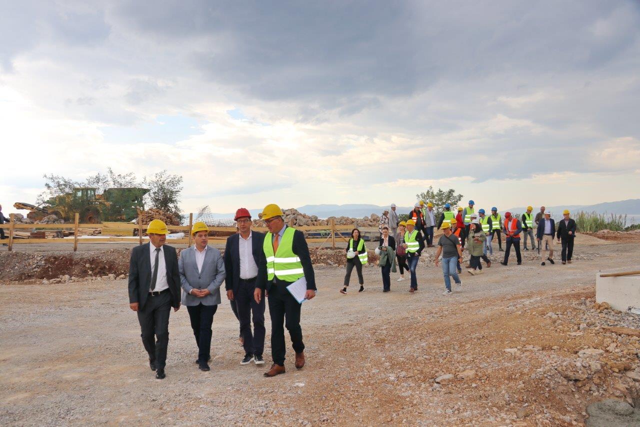 Polaganje-vremenske-kapsule-u-temelje-novog-Tehničko-servisnog-centra-Autokluba-Rijeka-na-Rujevici-17 Polaganje-vremenske-kapsule-u-temelje-novog-Tehničko-servisnog-centra-Autokluba-Rijeka-na-Rujevici-17